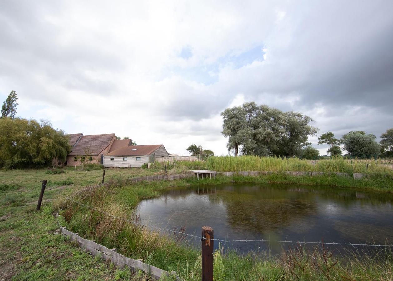 Landelijk Vakantiehuis In Diksmuide Met Een Tuin En Vijver Exterior photo