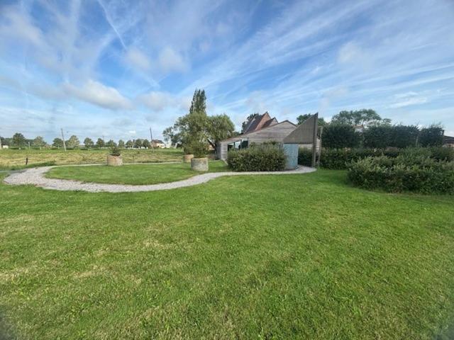 Landelijk Vakantiehuis In Diksmuide Met Een Tuin En Vijver Exterior photo