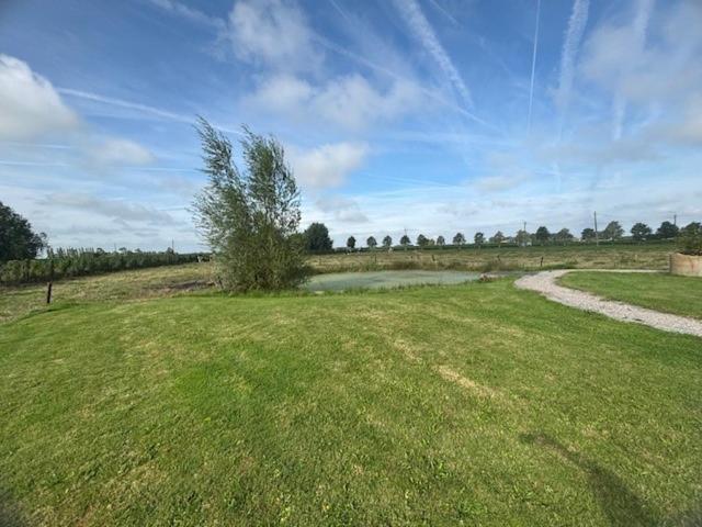 Landelijk Vakantiehuis In Diksmuide Met Een Tuin En Vijver Exterior photo