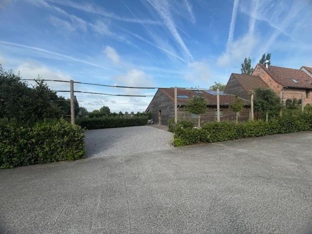Landelijk Vakantiehuis In Diksmuide Met Een Tuin En Vijver Exterior photo